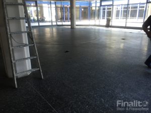 Teppichkleber von Granit entfernen